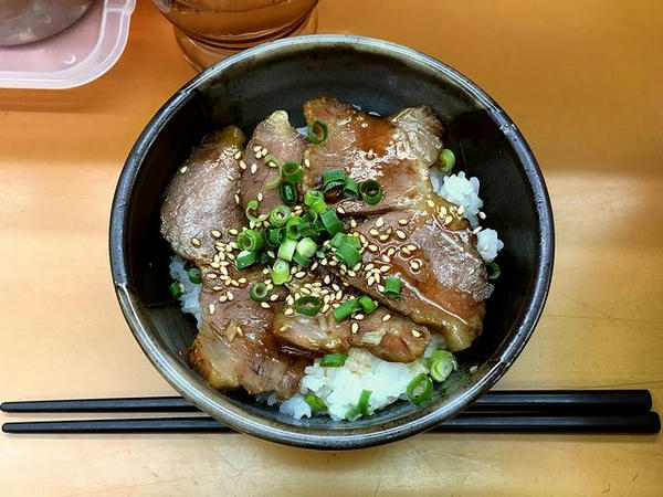 ミニチャーシュー丼 （オンラインクーポンでサービス）