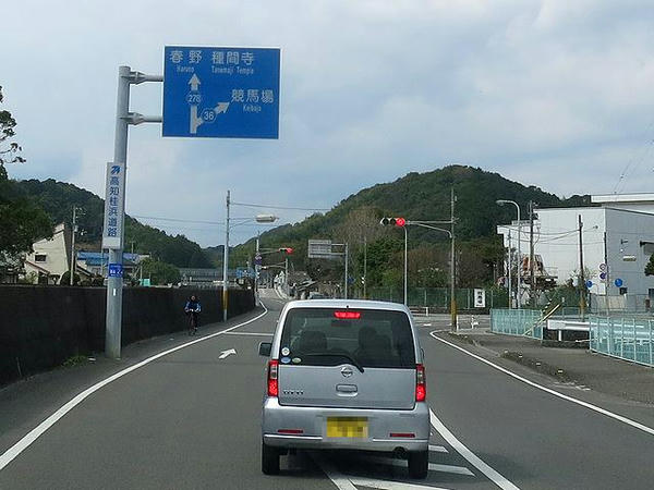 競馬場への案内看板のある交差点