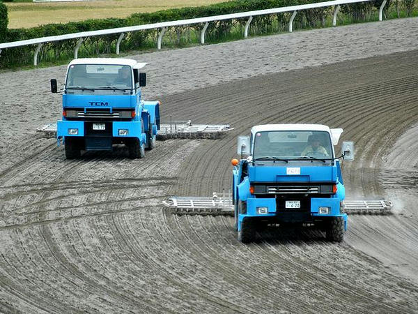 ハロー掛けする車両