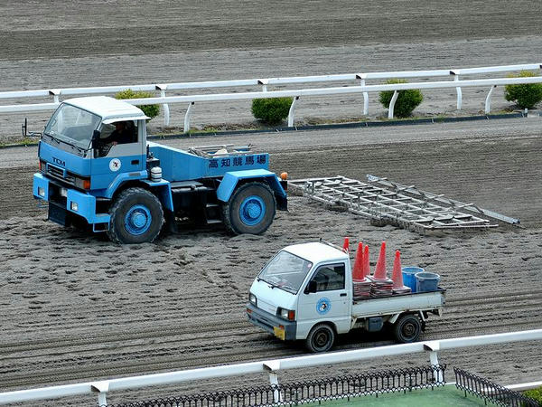 ハロー掛けする車両と軽トラ