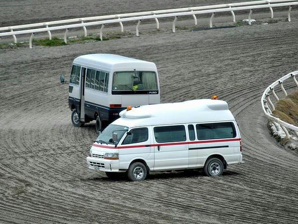 救急車とマイクロバス