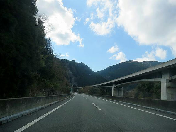 山間部を行く高知道