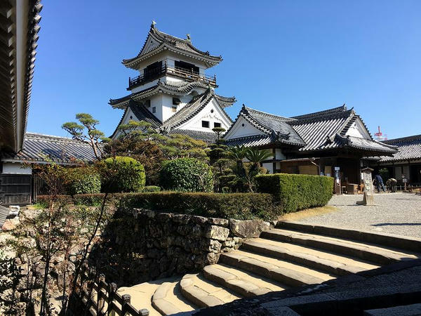 高知城天守と本丸の建物