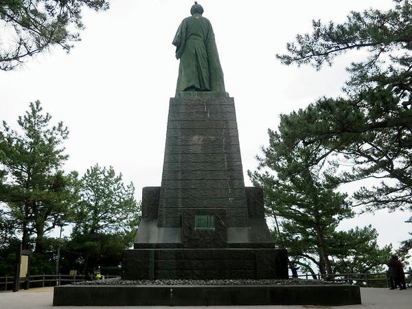 桂浜の坂本龍馬像（後ろ姿）