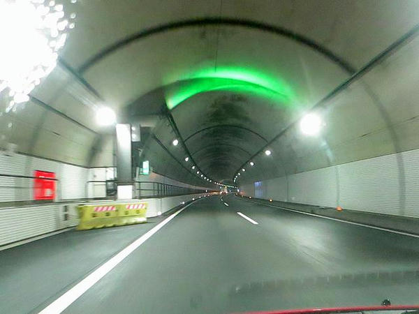 トンネル内の緑色の光