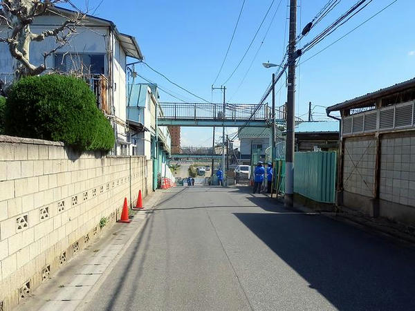 装鞍所とパドックの間の道路