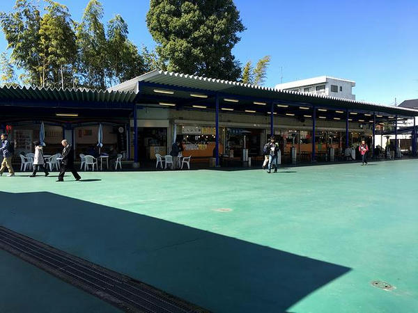 飲食売店が入る建物