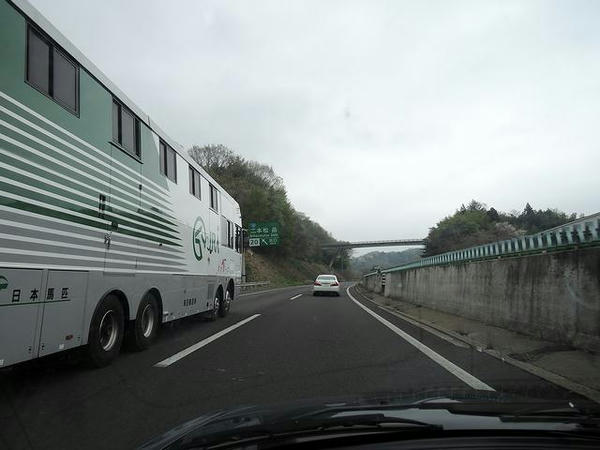 馬運車（タケホープ号）と共に東北道を北上