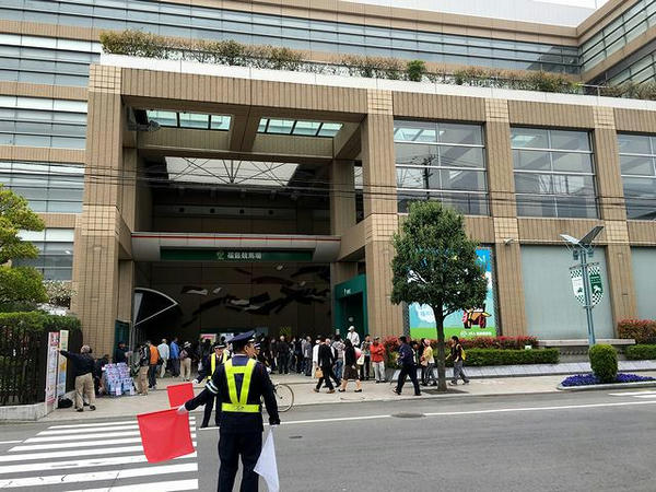 福島競馬場中央口
