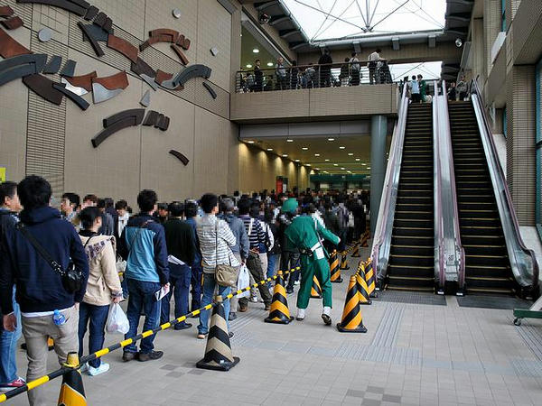 開場待ちする人たち