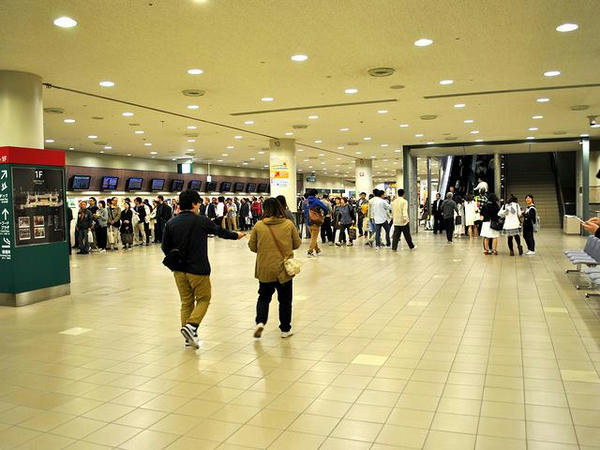 開門直後のスタンド1階中央口付近の様子