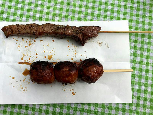 米沢牛串焼 500円 と つくね串 200円
