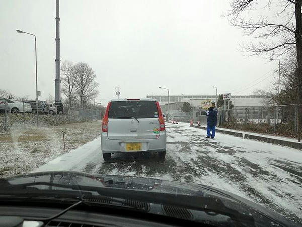 駐車場開場待ち