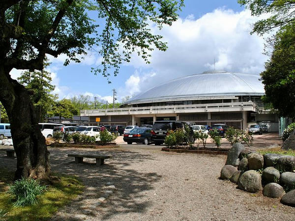 三の丸にある市民体育館など