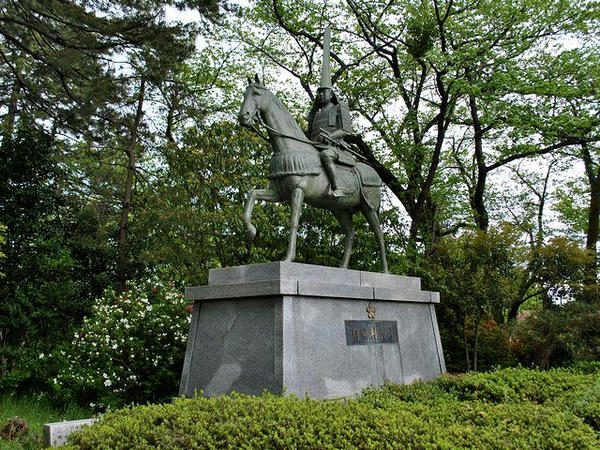 前田利長公銅像