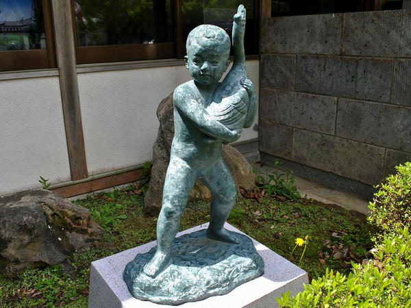 自然博物館前の銅？像