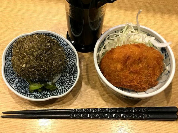 富山のご当地ぐるめセットの高岡名物コロッケととろろ昆布おにぎり