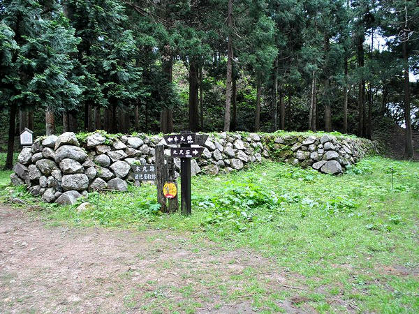 桜馬場と遊佐屋敷跡の間の石垣