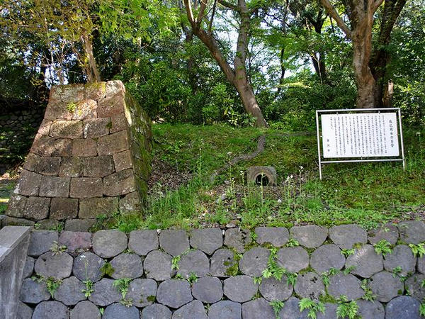 辰巳用水の石管