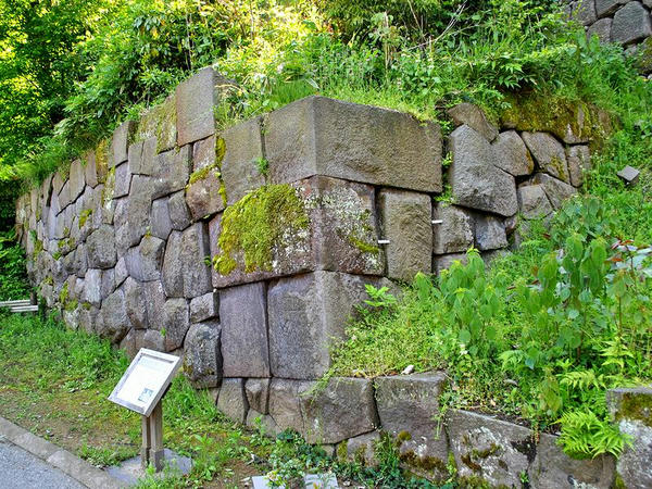 薪の丸の石垣