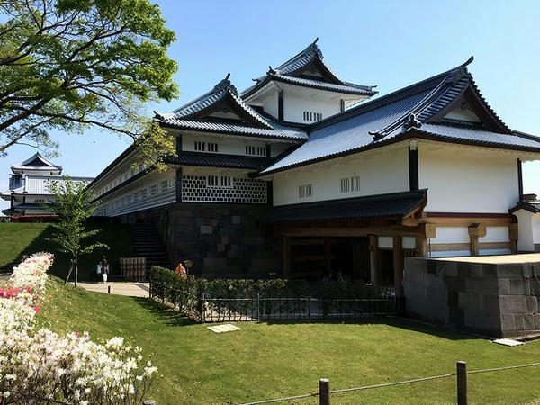 鶴の丸広場方向から見た菱櫓・五十間長屋・橋爪門続櫓