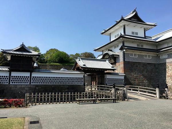 橋爪門付近から見た菱櫓・五十間長屋・橋爪門続櫓