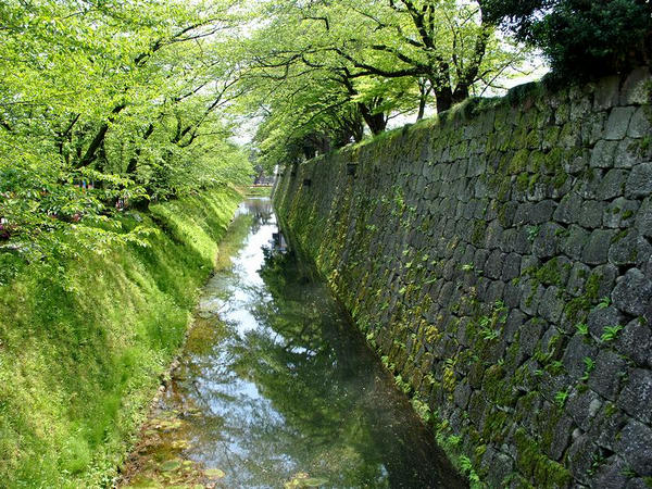 二の丸北面の堀と石垣