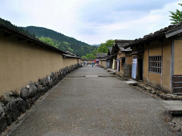 南側から見た復元町並