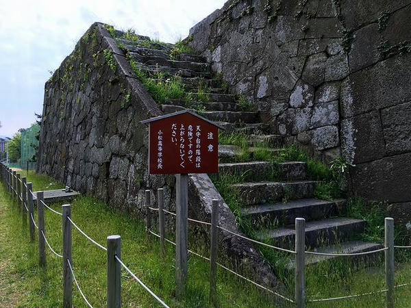 天守台脇の階段