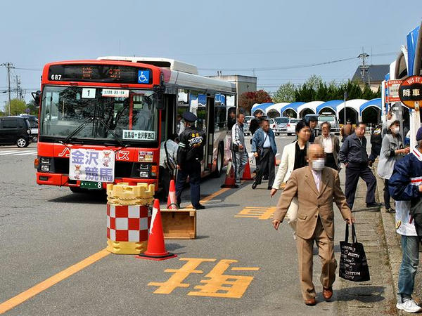到着するファンバス