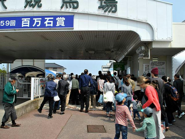 混雑する入場口