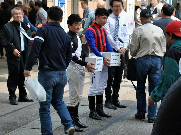 募金活動する服部大地騎手と吉原寛人騎手