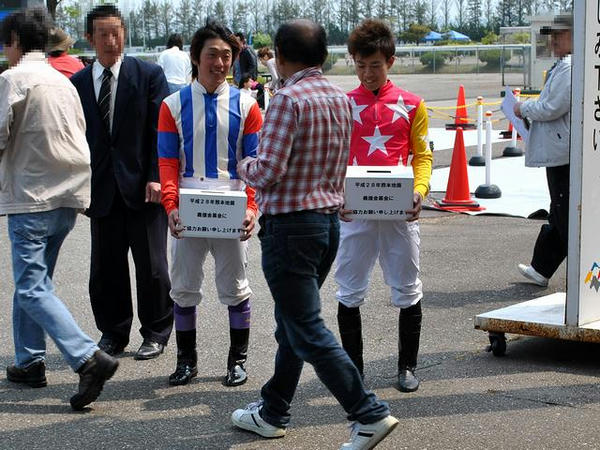 募金活動する松戸政也騎手と柴田勇真騎手