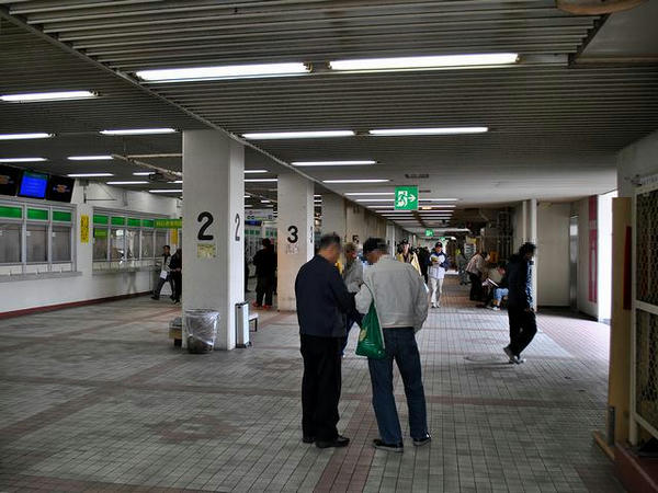 スタンド1階コンコース（コース側）