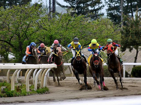 最終第4コーナーをコーナリングする競走馬（第2レース）