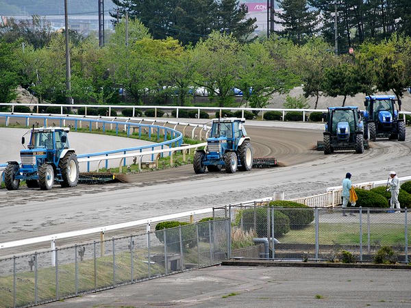 ハロー掛けする車両達