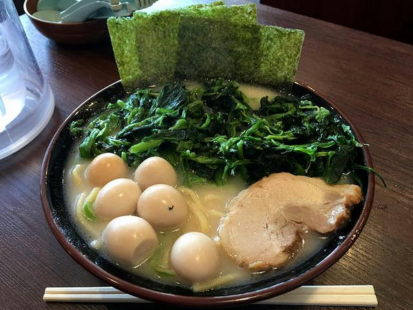 塩ラーメン 700円 ＋ ほうれん草増し（たくさん） 100円 ＋ うずら（5個） 100円