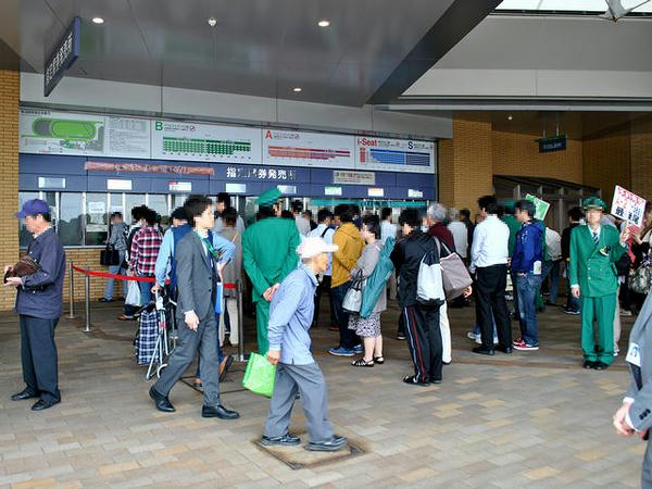 午前9時頃の指定席発売所