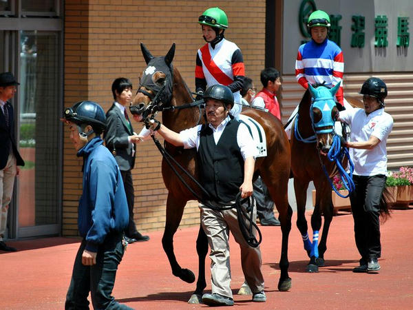 馬上から馬主さんに挨拶する藤田騎手