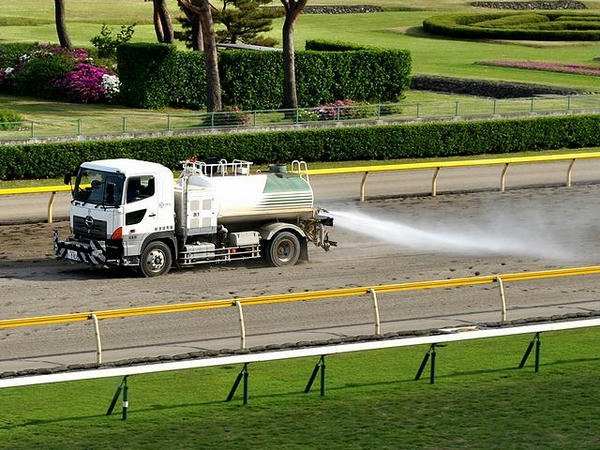 最終レース後に散水する散水車