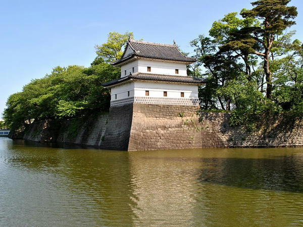 二の丸隅櫓と水堀