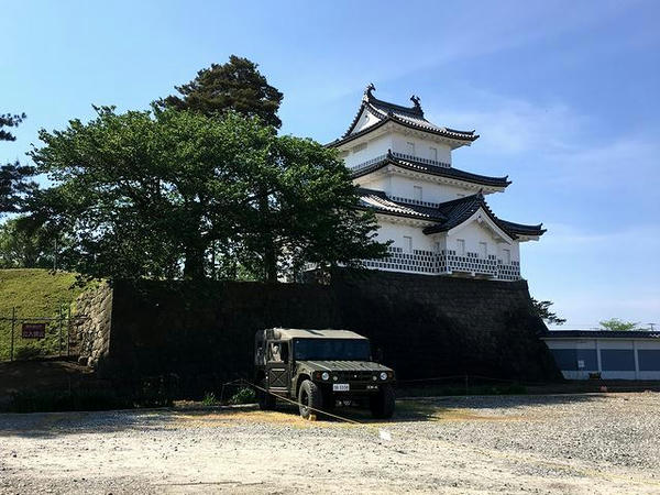 新発田城三階櫓（復元）と自衛隊の高機動車