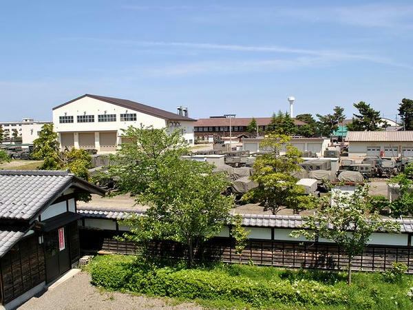 新発田城辰巳櫓から見た新発田駐屯地