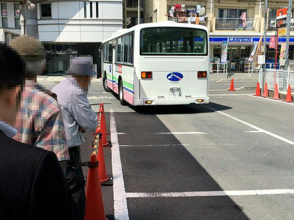 乗り場にバックで入ってくるバス