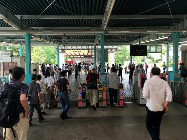 府中競馬正門前駅構内から東京競馬場