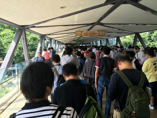 開場待ちする人達