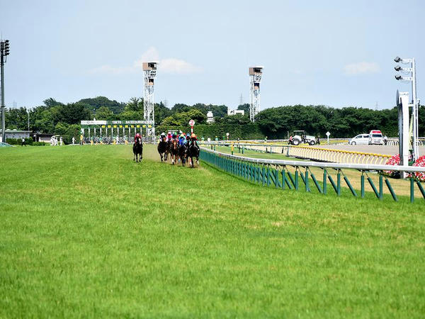 第9レース1週目のゴール板通過