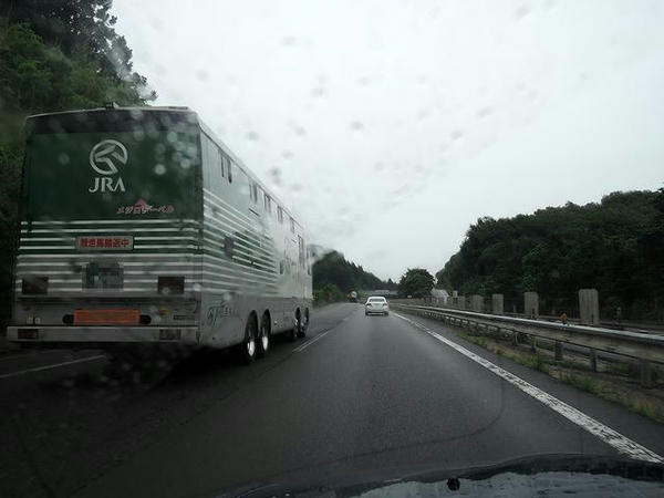 雨の東北道と馬運車（メジロドーベル号）