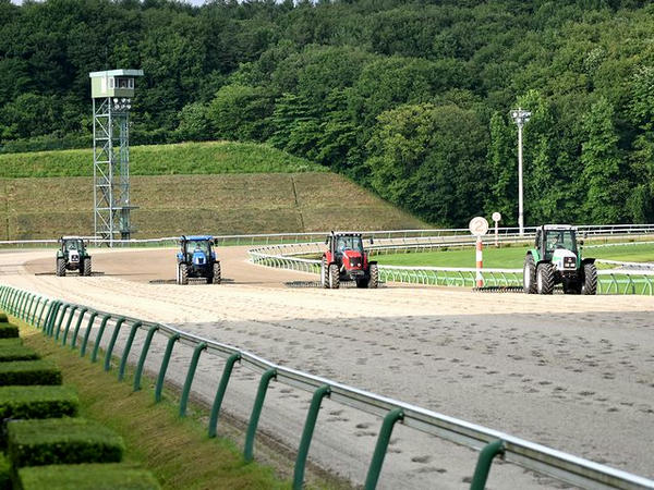 ハロー掛けするトラクター達