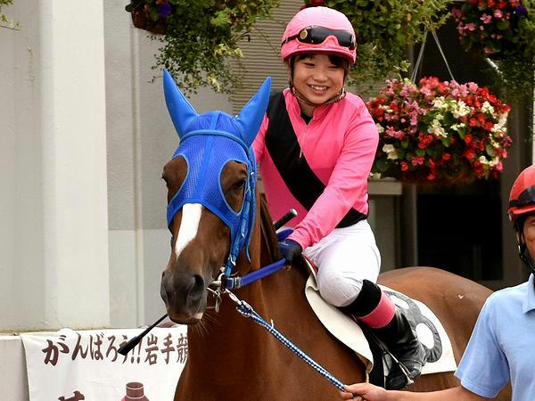 第4レースのパドックを周回する鈴木麻優騎手